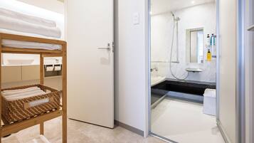 Huone ((East Building) Ocean View Suite) | Kylpyhuone | Suihkun ja ammeen yhdistelmä, ilmaiset hygieniatuotteet, hiustenkuivaaja