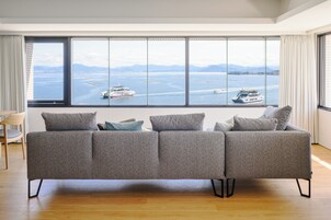 客房 ((East Building) Ocean View Suite) | 起居区 | 液晶电视、收费电影