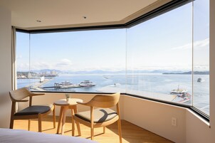 客房 ((East Building) Ocean View Suite) | 办公桌、熨斗/熨板、免费 WiFi、床单
