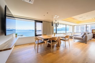 Habitación ((East Building) Ocean View Suite) | Escritorio, tabla de planchar con plancha, wifi gratis y ropa de cama