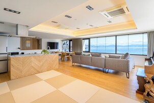 客房 ((East Building) Ocean View Suite) | 起居区 | 液晶电视、收费电影