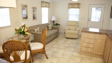 Cottage, Kitchen | In-room dining