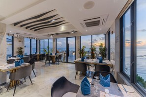 2 nhà hàng, phục vụ bữa trưa, bữa tối, bữa sáng muộn cuối tuần, món Á 