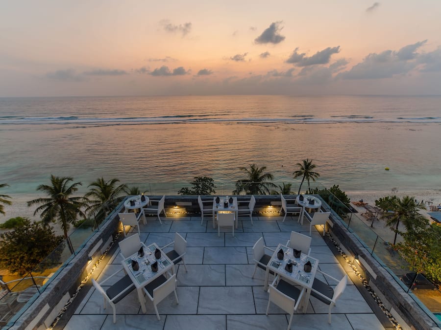 2 restaurantes, com serviço de almoço e jantar; culinária asiática