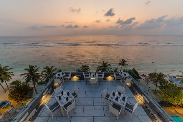 2 restaurantes, se sirven comidas, cenas, brunch y cocina asiática