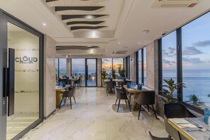 2 restaurantes, se sirven comidas, cenas, brunch y cocina asiática