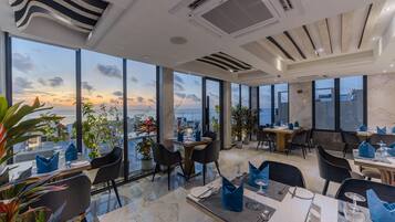 2 restaurantes; se sirven comidas, cenas y brunch