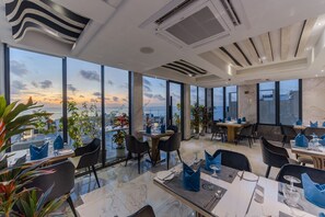 2 ห้องอาหาร, บริการอาหารกลางวัน อาหารเย็น และบรันช์