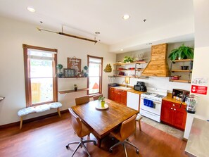 Dining - ITH San Diego Adventure Hostel (San Diego)