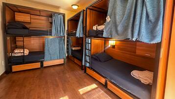 Hochwertige Bettwaren, Zimmersafe, individuell dekoriert