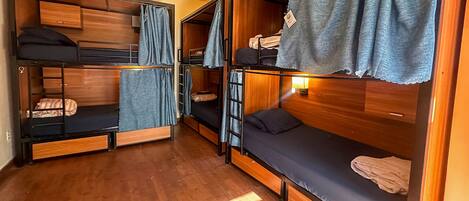 Roupas de cama premium, cofres nos quartos, individualmente decorados