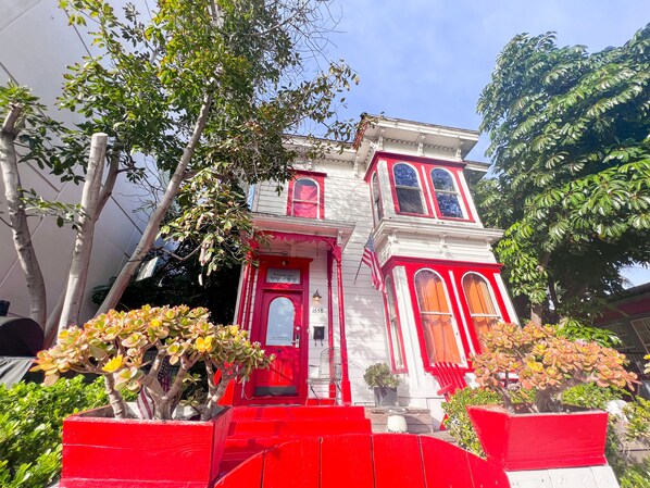 Front of property - International Travelers House Hostel \- Downtown San Diego Little Italy. (San Diego)