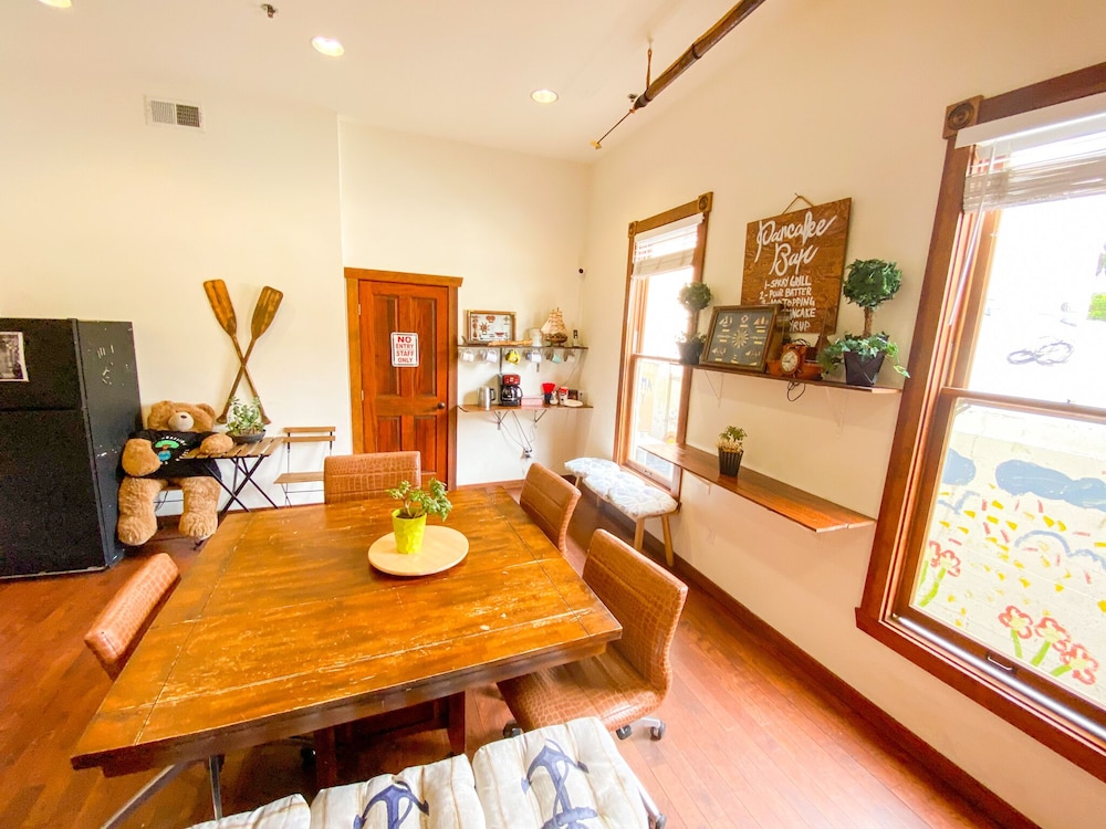 ITH Nomad Haus Hostel - Downtown San Diego Little Italy by null