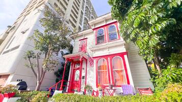 Premium bedding, in-room safe, individually decorated, soundproofing