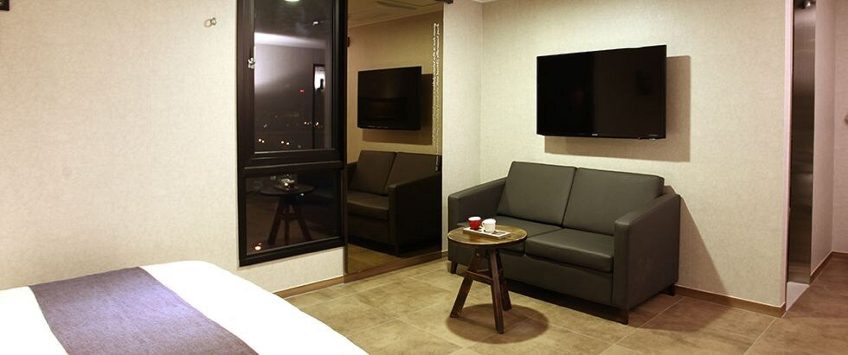 business royal  | desk, blackout curtains, free wifi