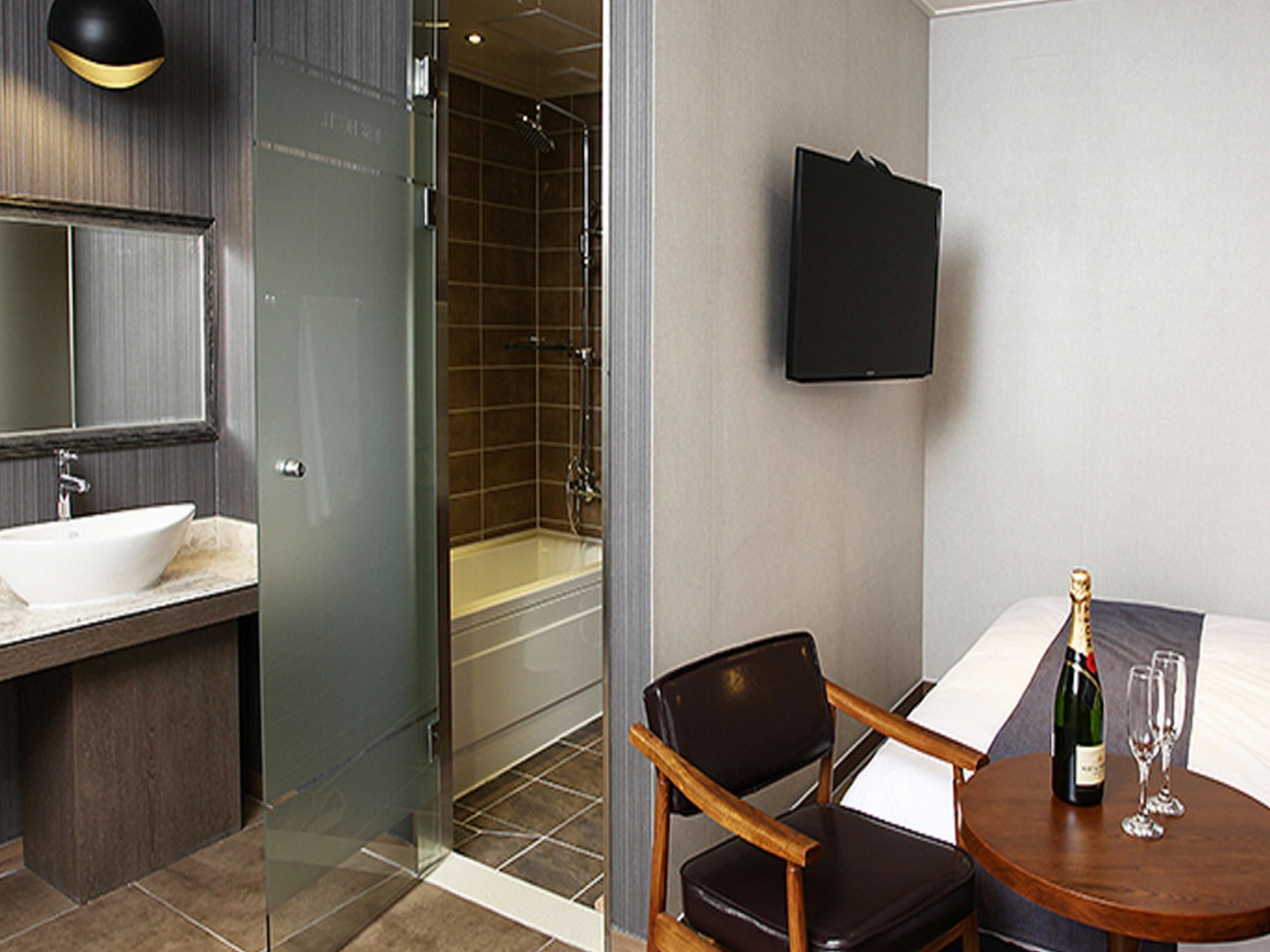 business deluxe  | bathroom | hair dryer, bathrobes, slippers, bidet