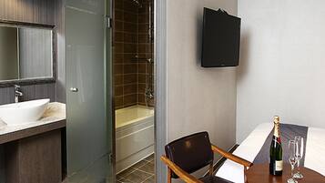 Business Deluxe | Bathroom | Hair dryer, bathrobes, slippers, bidet