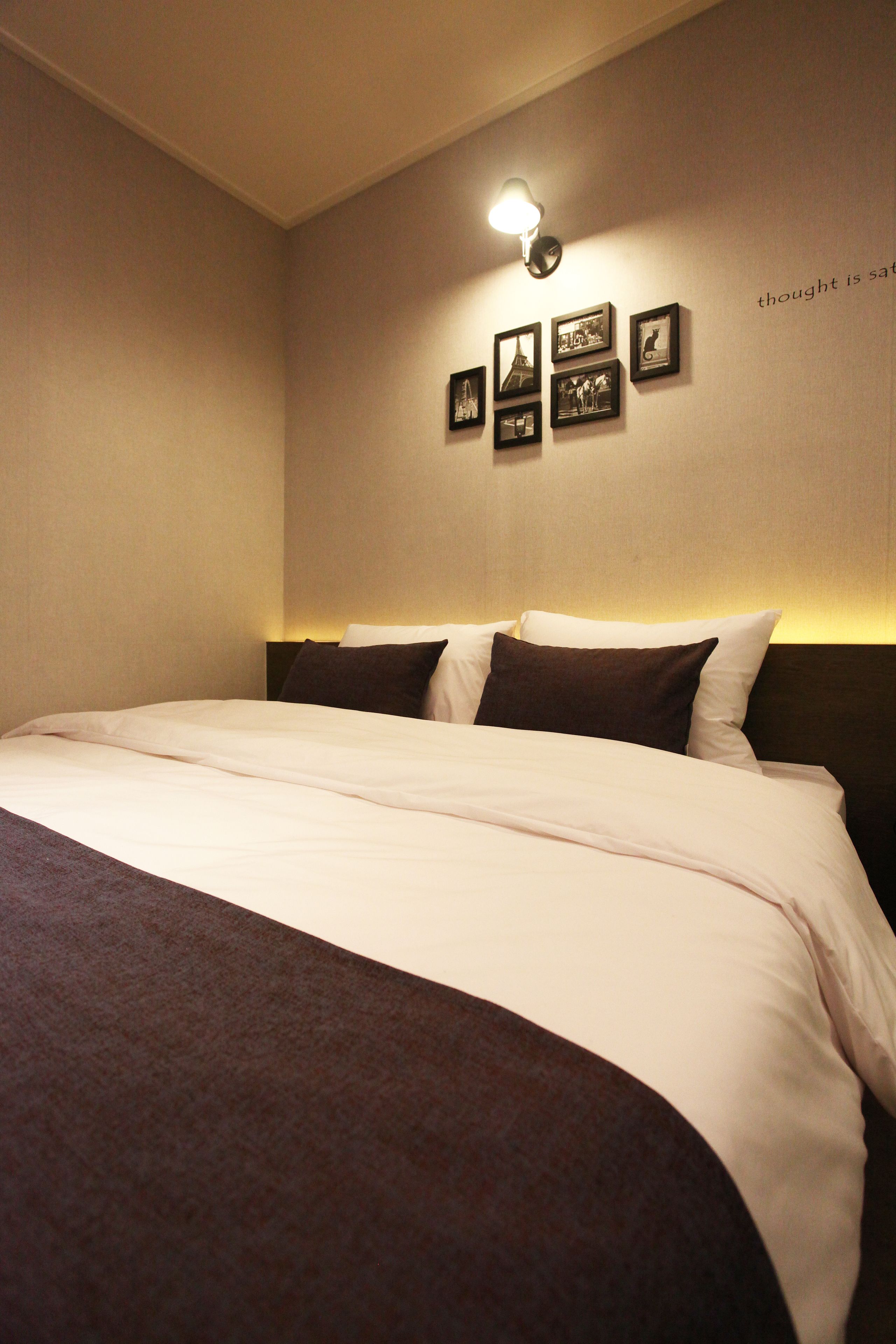 business deluxe  | desk, blackout curtains, free wifi