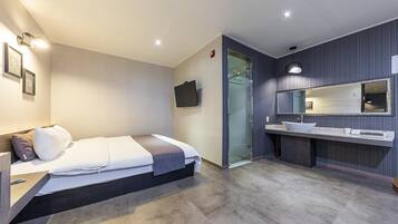 Business Deluxe | Desk, blackout drapes, free WiFi