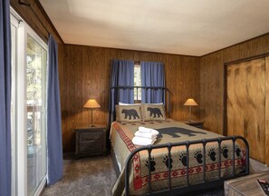 Premium bedding, desk, laptop workspace, soundproofing -  ITH Big Bear Lake Mountain Hostel & Lodge (Big Bear Lake)