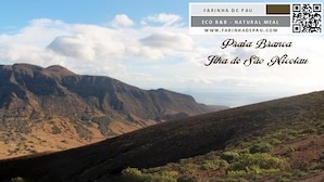 A mountainous landscape with a view of the ocean. - Farinha de Pau - Eco Rural Project (Tarrafal de Sao Nicolau)