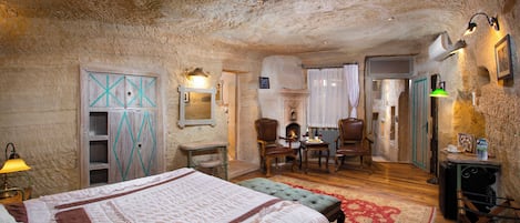 Una habitación rústica con una cama grande, muebles de madera y una chimenea.