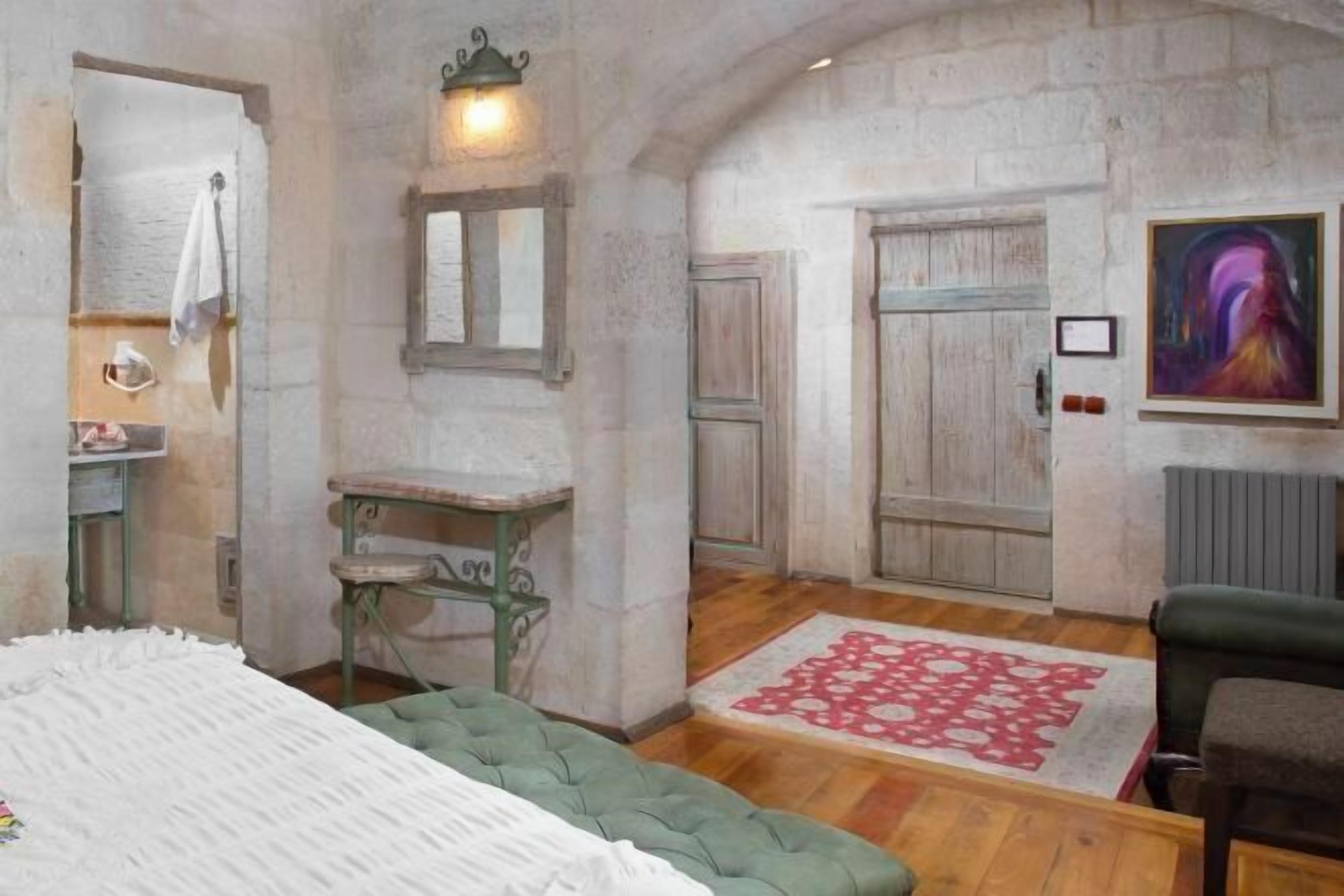 Premium bedding, in-room safe, individually decorated