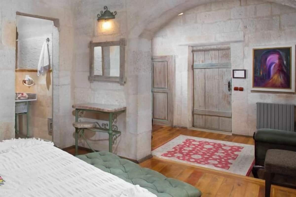 Premium bedding, in-room safe, individually decorated