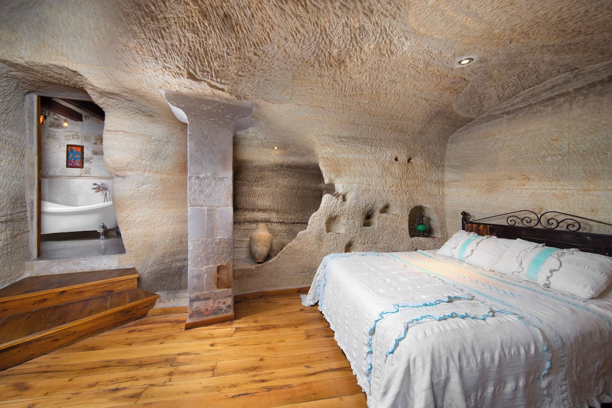 Superior Cave Suite | Rúmföt af bestu gerð, dúnsængur, öryggishólf í herbergi