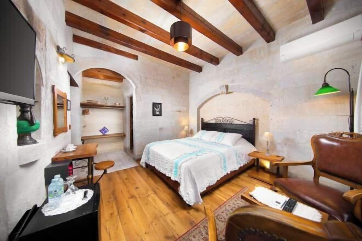 Premium bedding, in-room safe, individually decorated