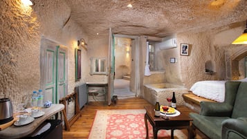 Junior Cave Suite | Roupas de cama premium, cofres nos quartos, individualmente decorados