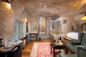 Premium bedding, in-room safe, individually decorated