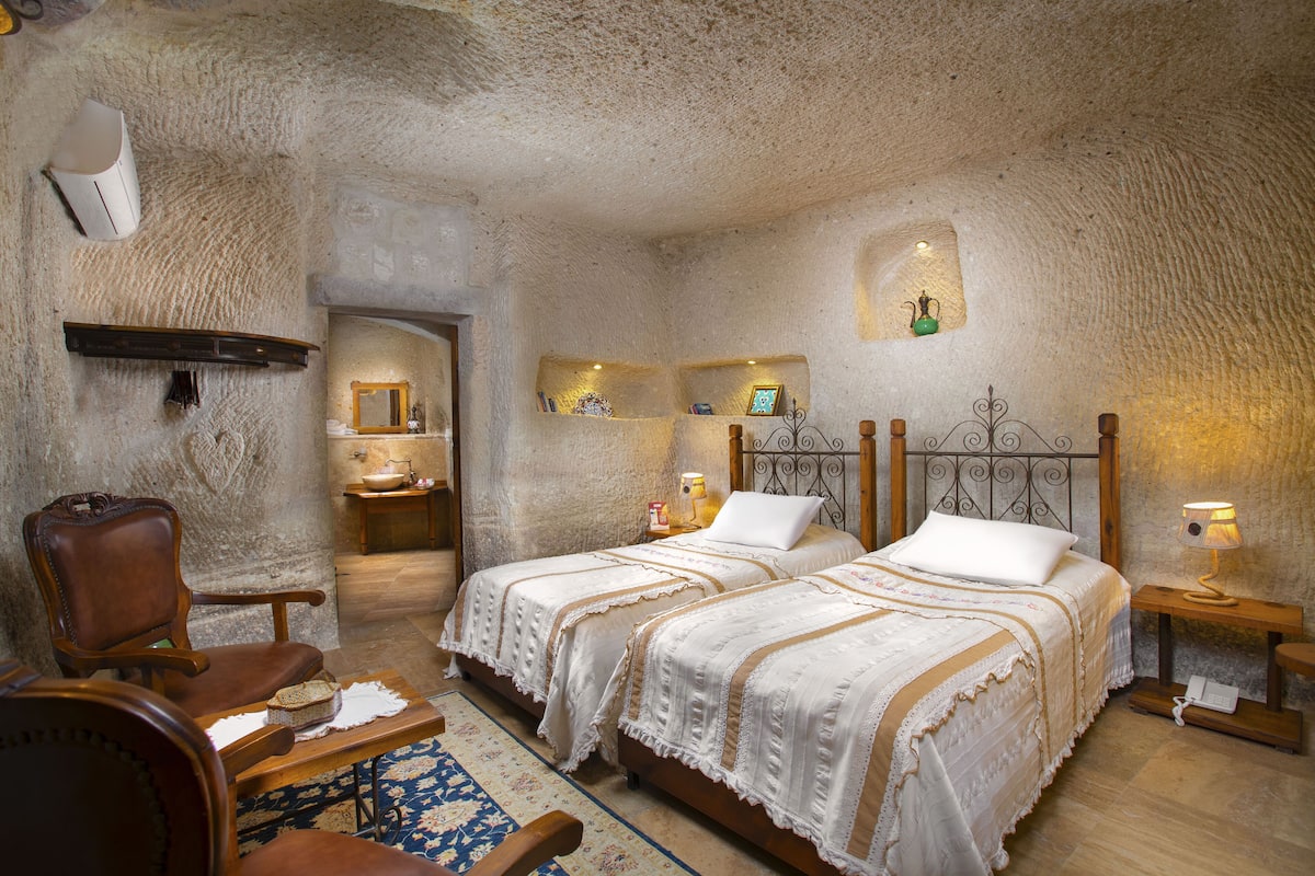 Economy Twin Cave Room | 1 camera, biancheria da letto di alta qualità, una cassaforte in camera