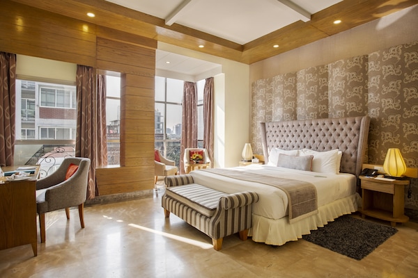 Junior Suite Room | 1 bedroom, premium bedding, minibar, in-room safe
