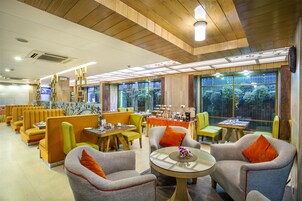 2 restaurantes; se sirven desayunos, almuerzos y cocina internacional 