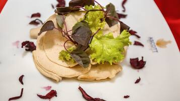 Café da manhã com buffet todos os dias (USD 15 por pessoa)