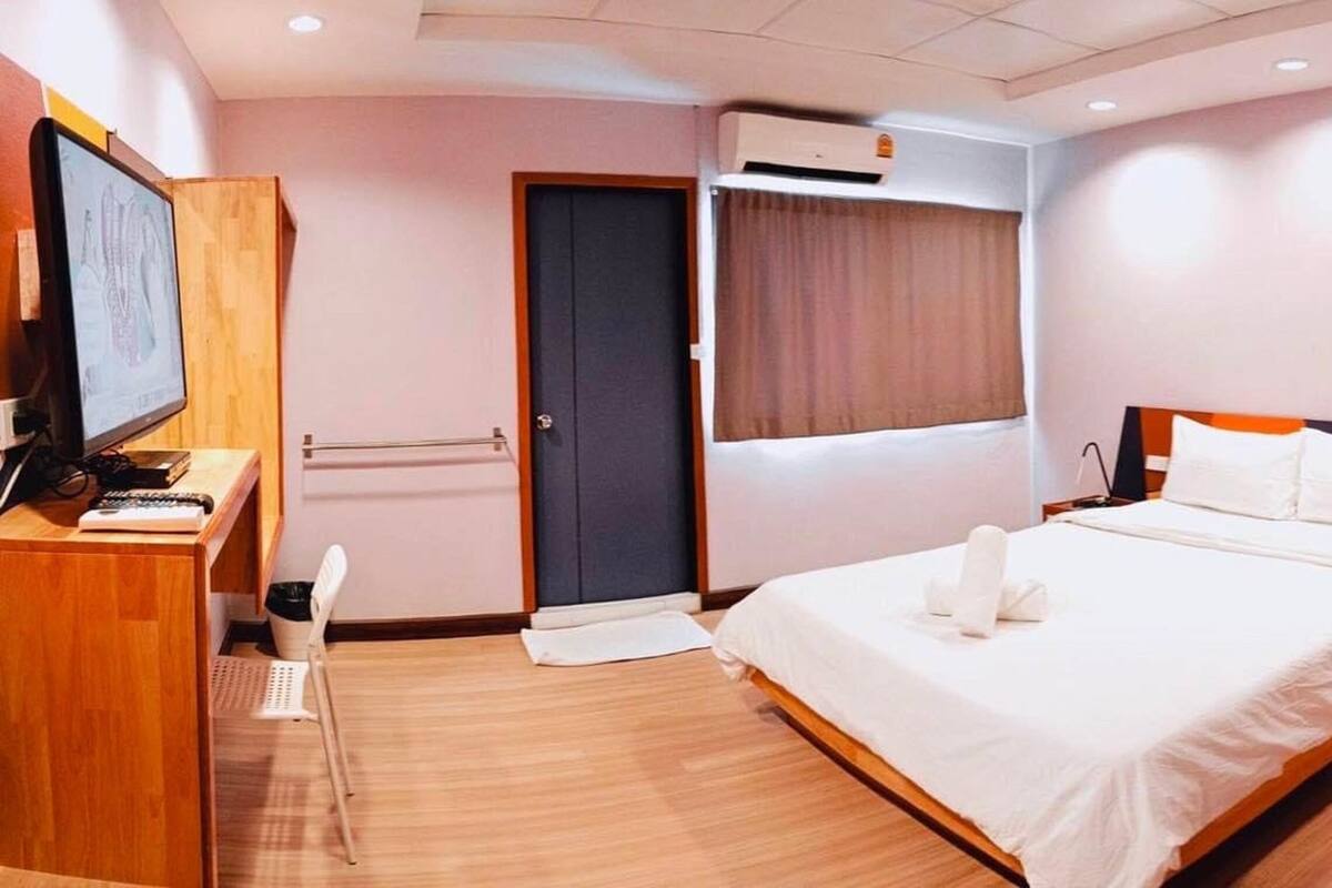 标准双人房 | 办公桌、免费 WiFi、床单