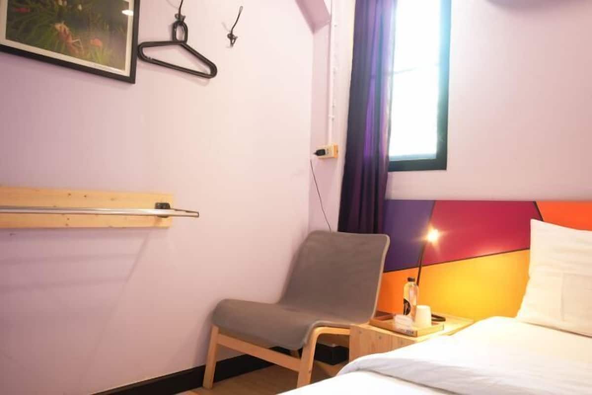 Escritorio, wifi gratis y ropa de cama