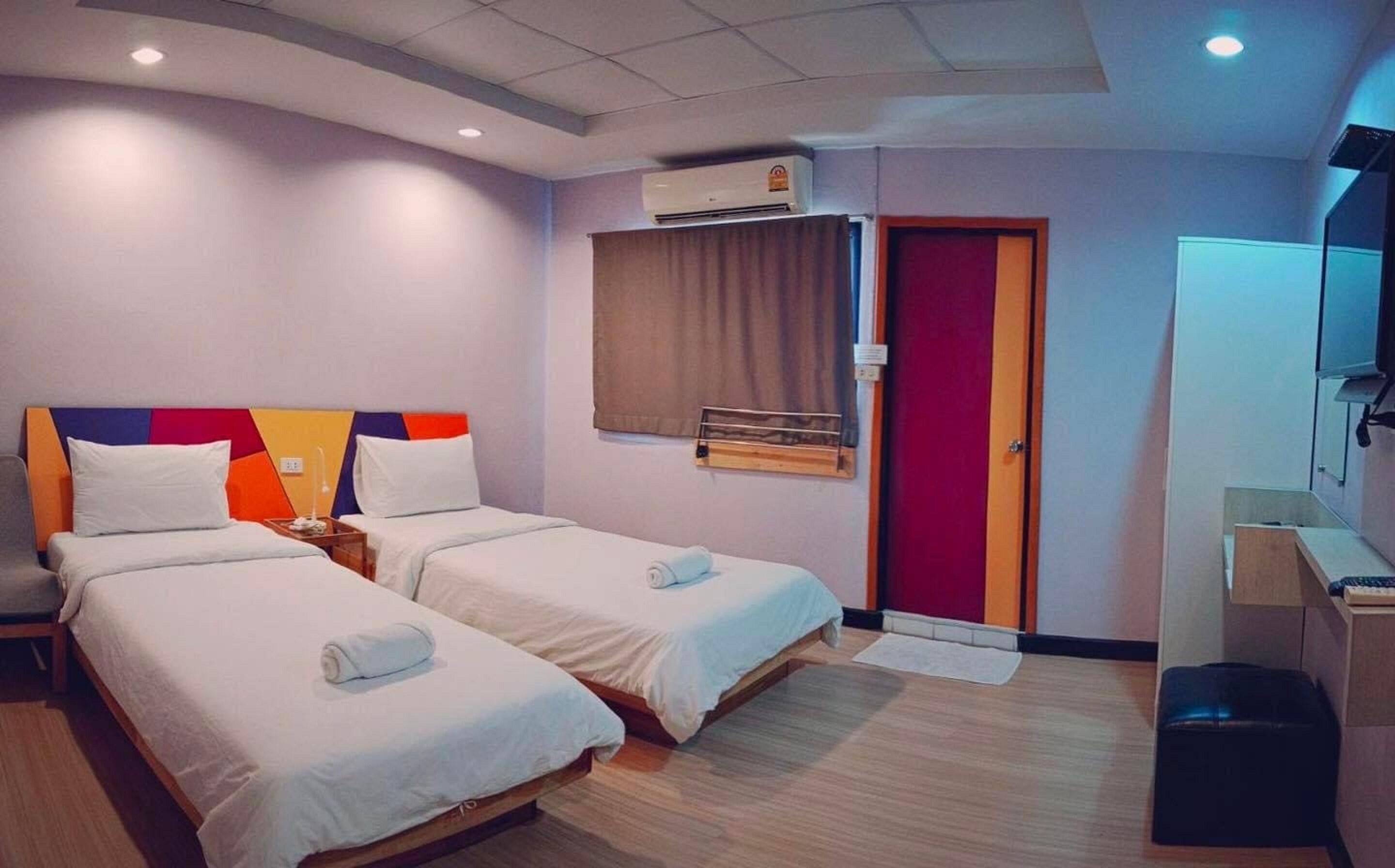 standard twin room | 1 bedroom, desk, free wifi, bed sheets