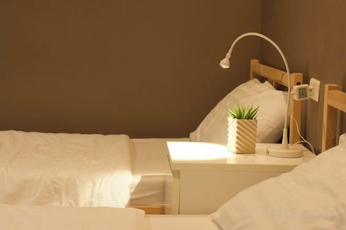 1 bedroom, desk, WiFi (free)