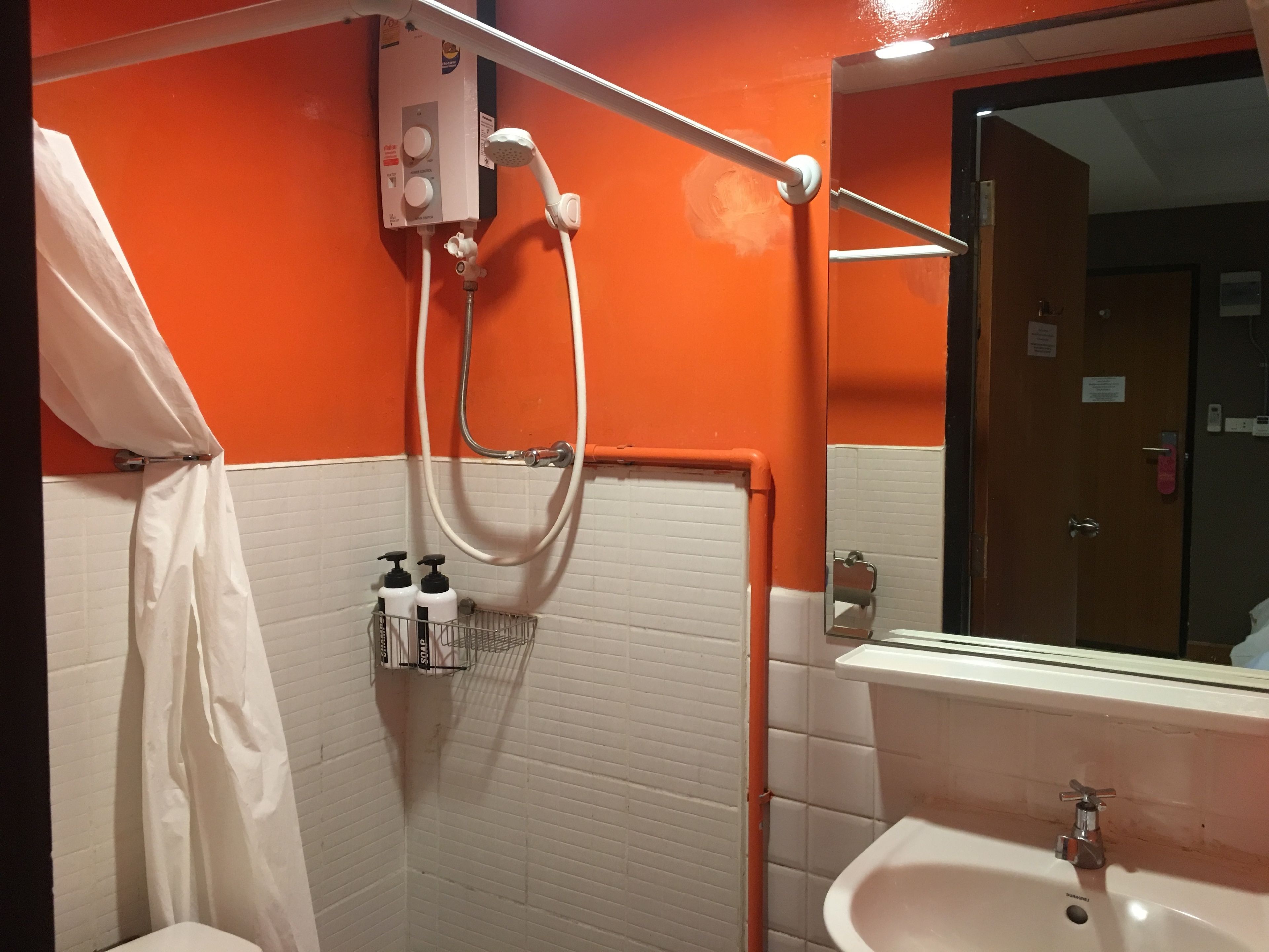 Regadera, amenidades de baño gratuitas, secadora de cabello, toallas 