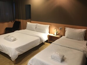 Standard Triple | Desk, free WiFi