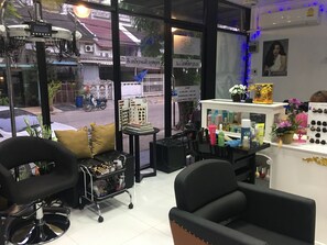 Hair salon - Room@Doze (Pak Kret)