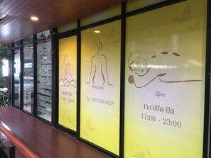 Hallway - Room@Doze (Pak Kret)