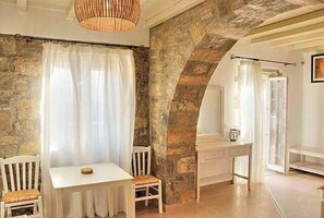 In-room dining - Aqua Petra Hotel (Amorgos)