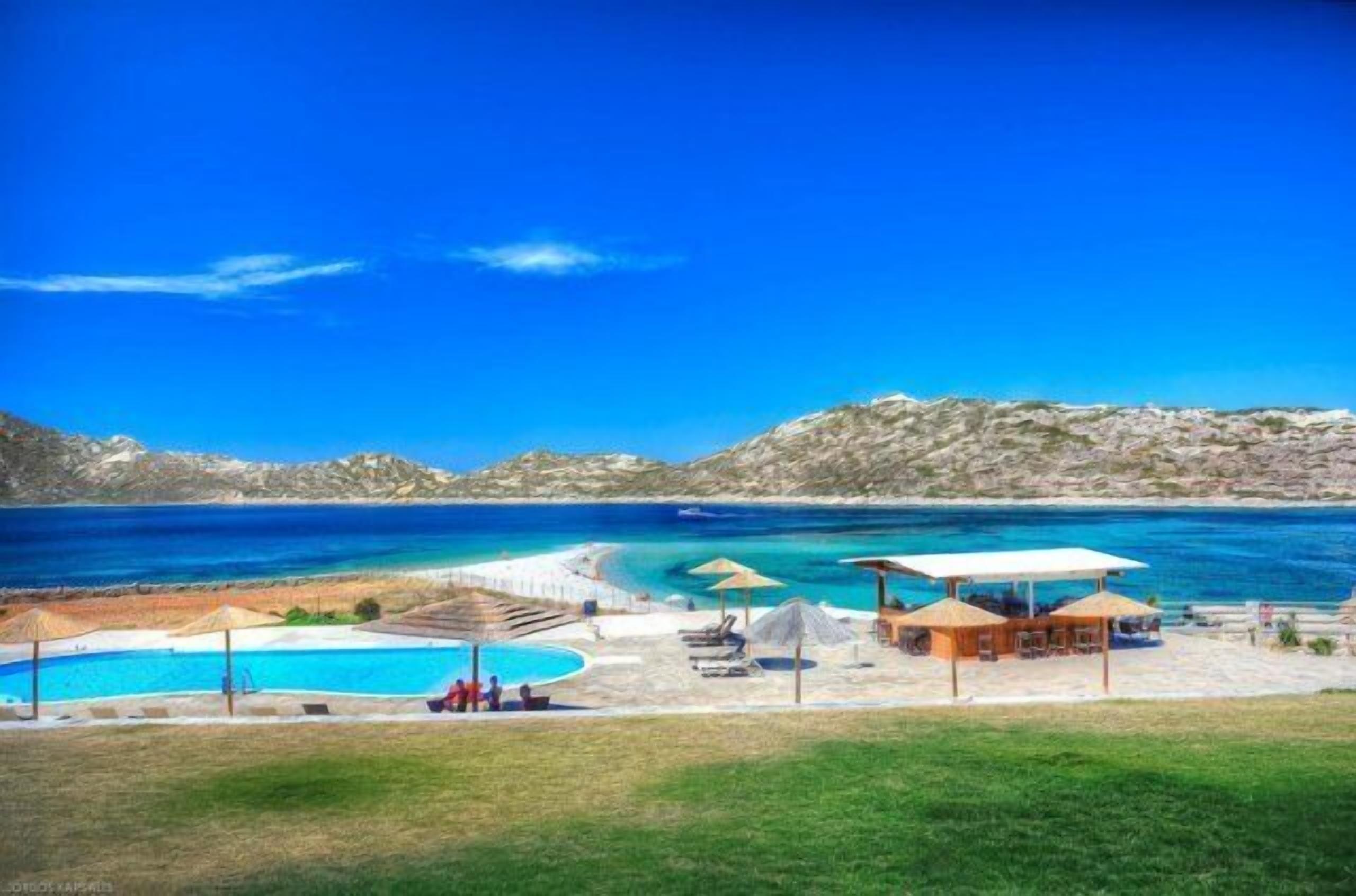 Sesongbasert utendørsbasseng, bassengparasoller og solsenger