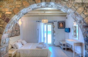 Coffre-fort, fer et planche à repasser, lit de bébé (gratuit)