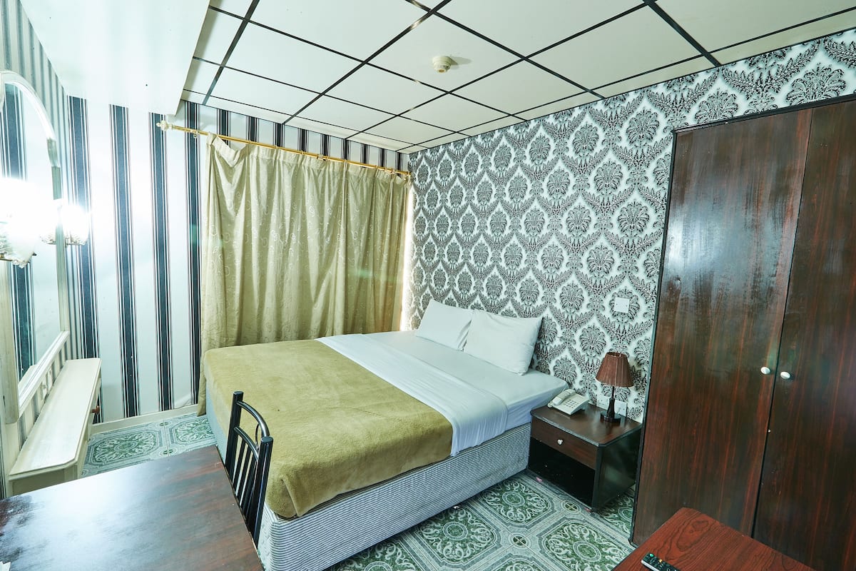 Premium bedding, desk, soundproofing, free WiFi