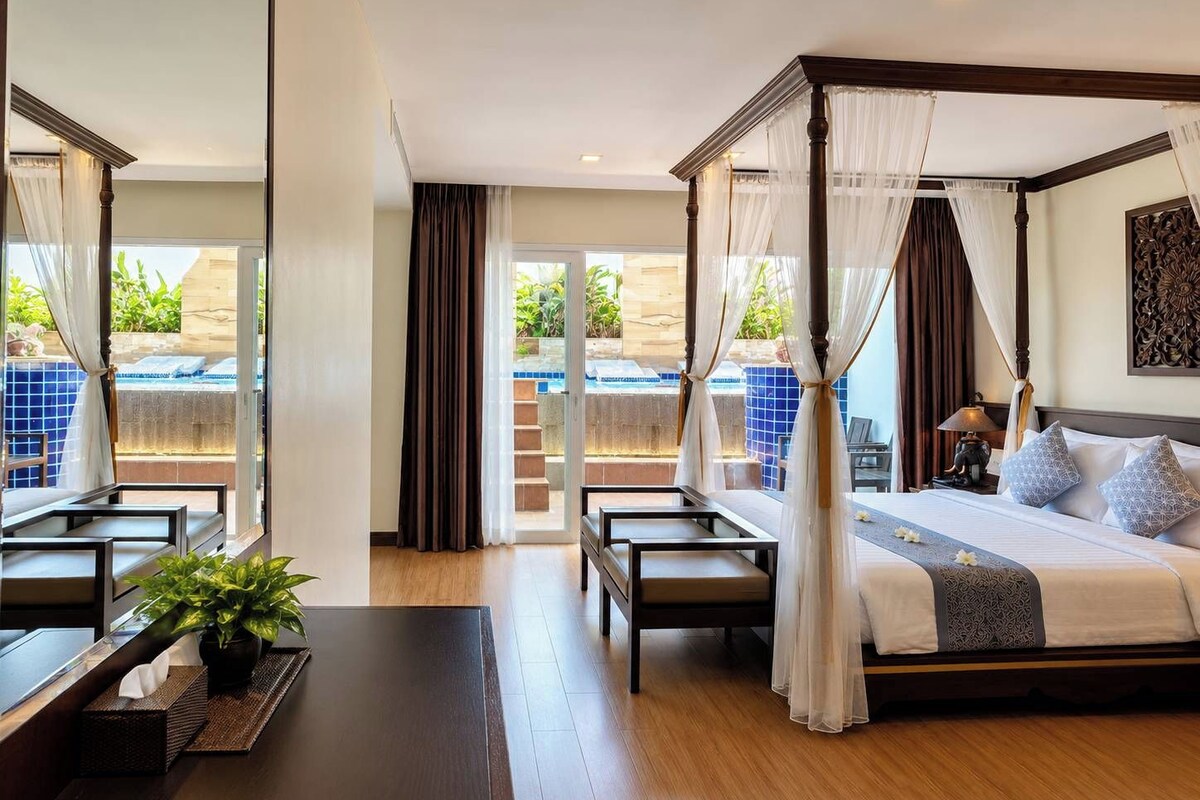 Heritage Luxury Suite Pool Access | Een kluis op de kamer, een bureau, beddengoed