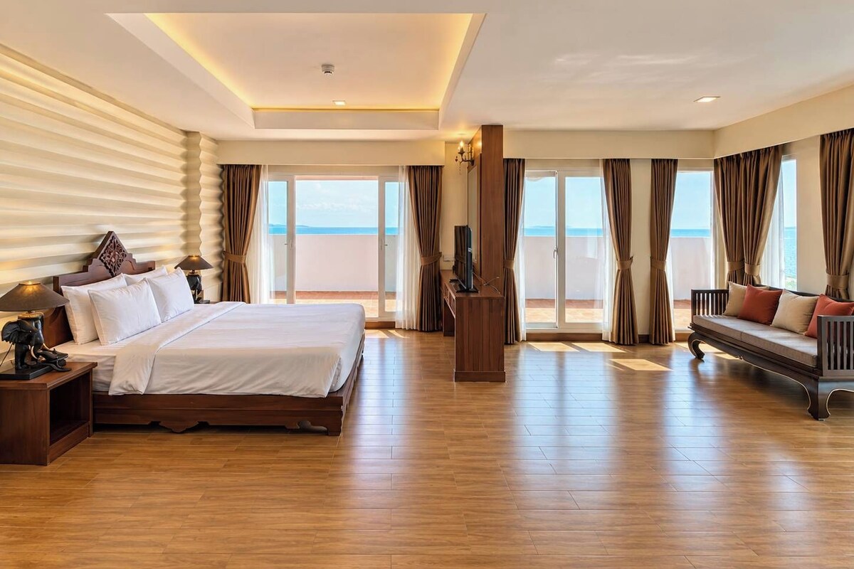 Heritage Sky Beach Suite | Een kluis op de kamer, een bureau, beddengoed